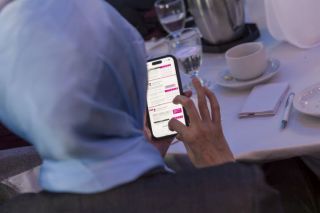 Participante consultant le programme du congrès