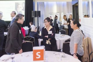 Échanges professionnels autour d'une table